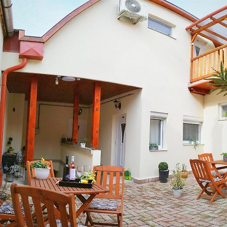 Varfal Apartman Eger Bagian luar foto