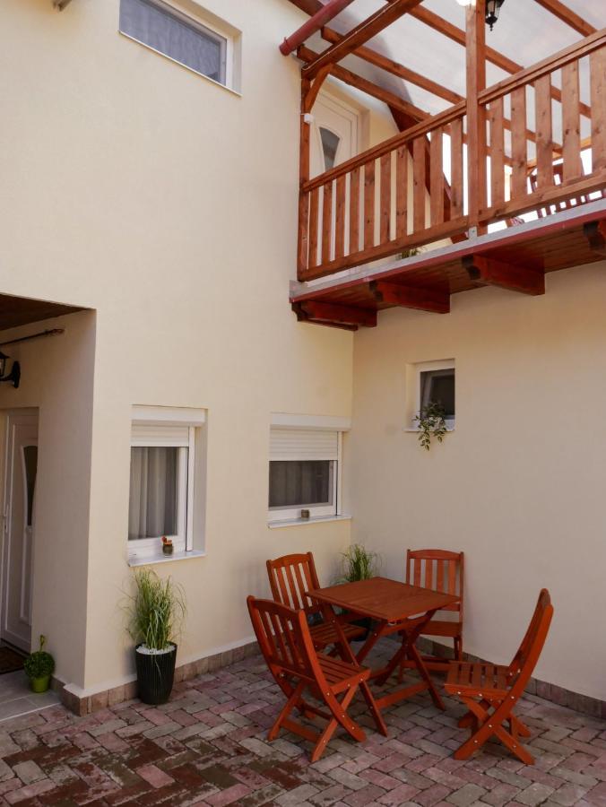 Varfal Apartman Eger Bagian luar foto