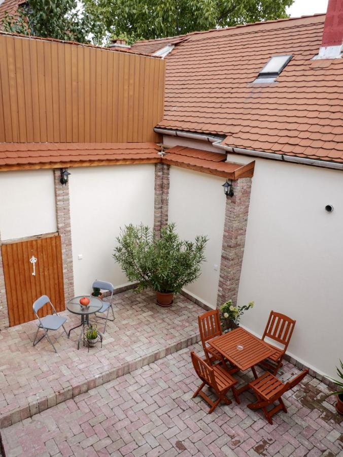 Varfal Apartman Eger Bagian luar foto