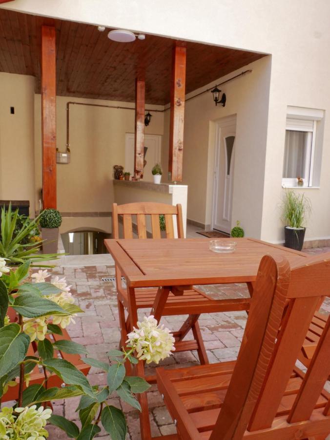 Varfal Apartman Eger Bagian luar foto