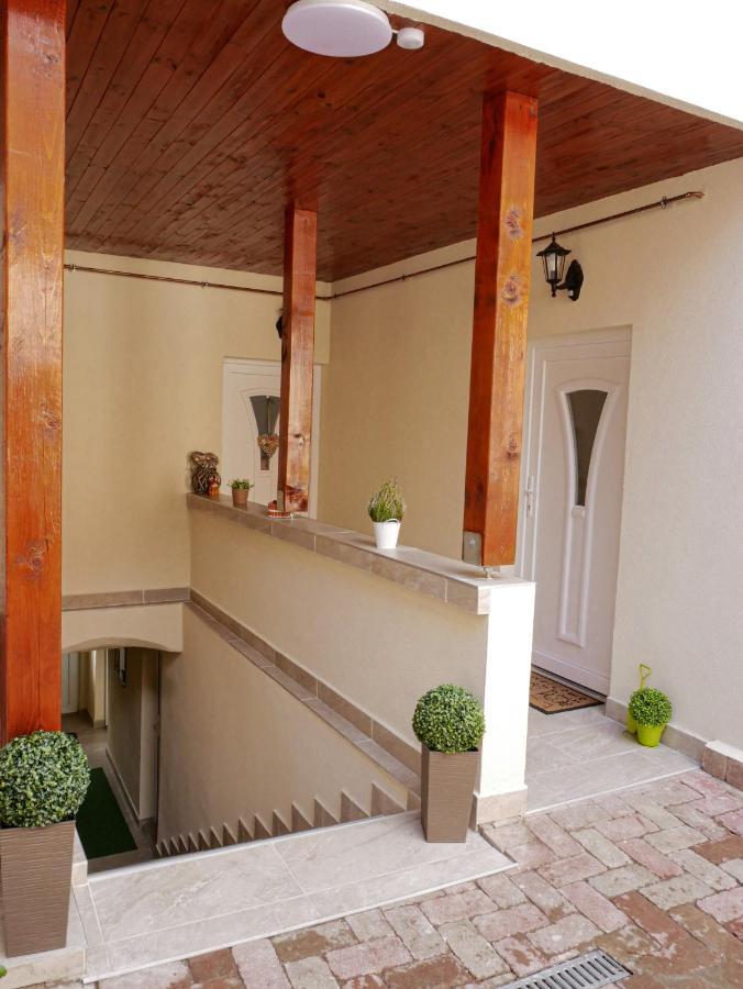 Varfal Apartman Eger Bagian luar foto