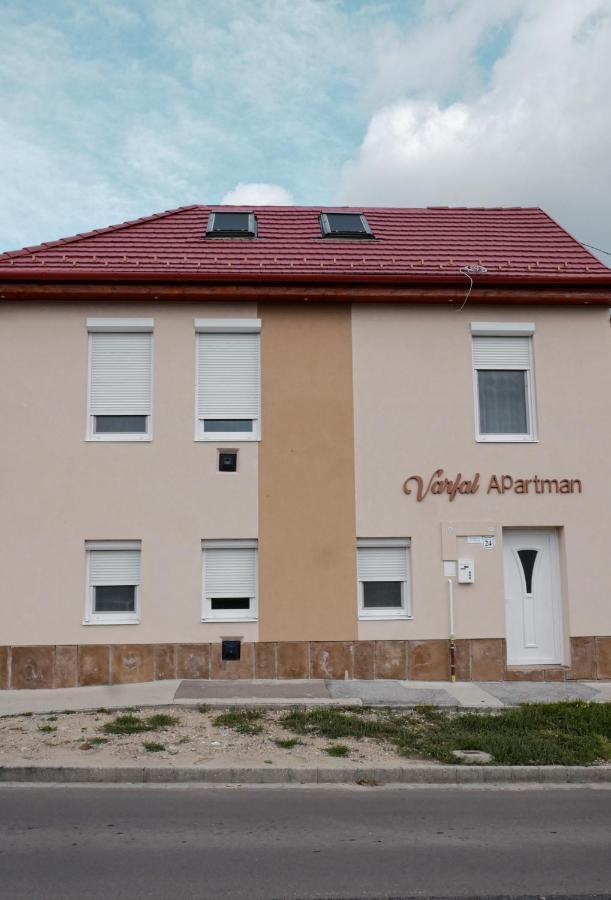 Varfal Apartman Eger Bagian luar foto