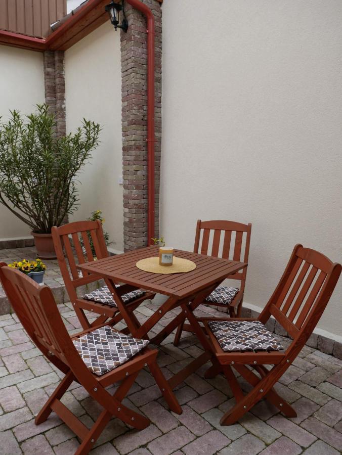 Varfal Apartman Eger Bagian luar foto