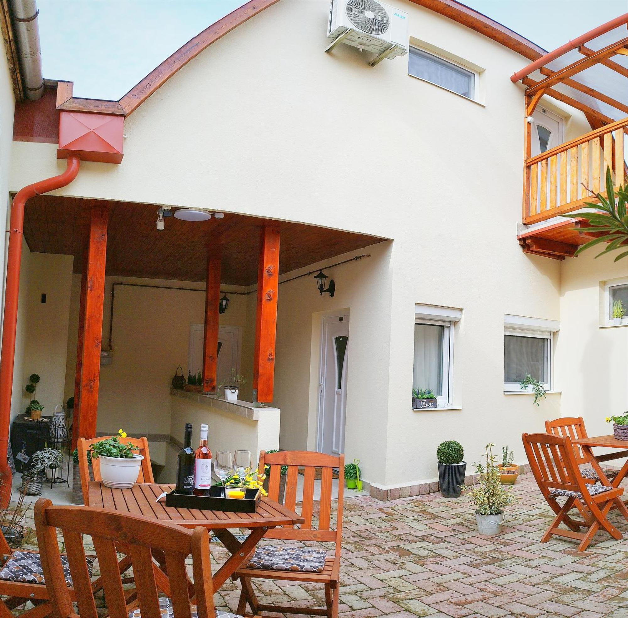 Varfal Apartman Eger Bagian luar foto