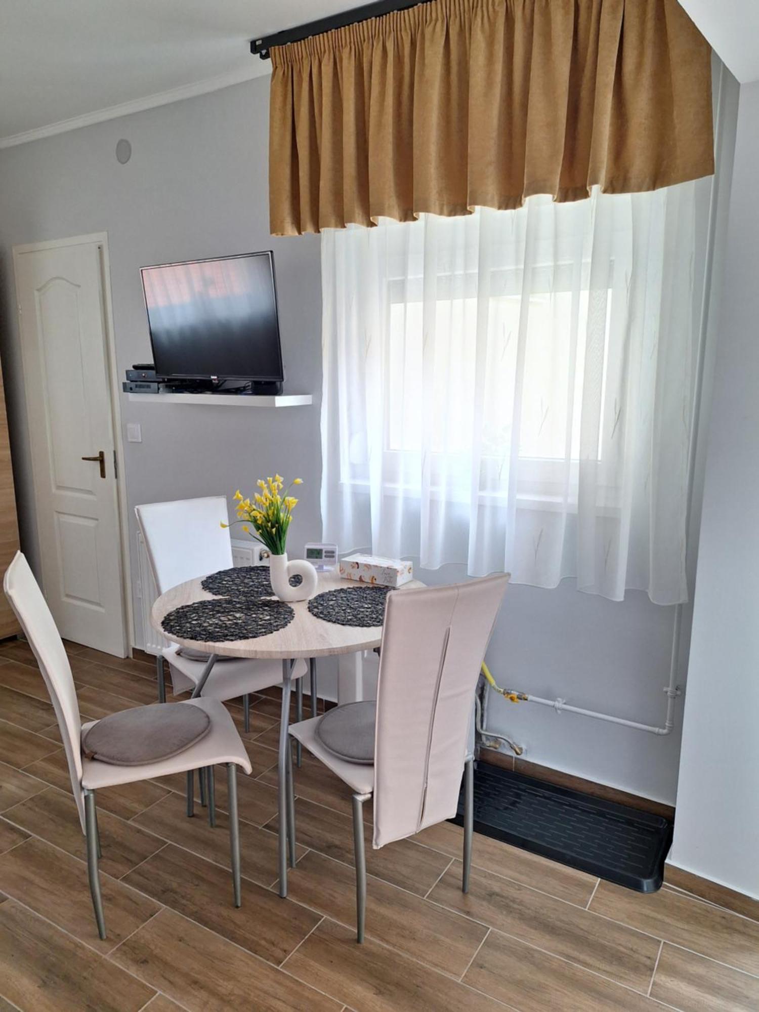 Varfal Apartman Eger Bagian luar foto
