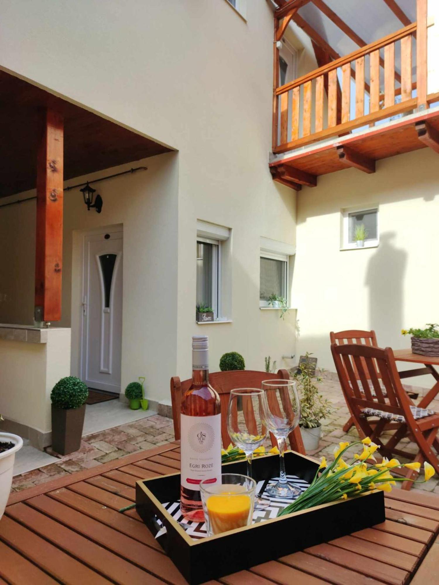 Varfal Apartman Eger Bagian luar foto
